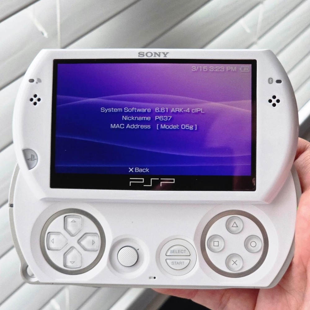 Sony PSP Go 16GB Pearl White - Picture 3 of 12